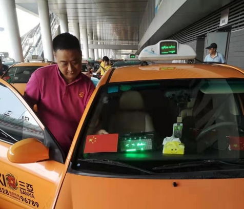 喜迎國(guó)慶，三亞出租汽車張貼國(guó)旗展愛國(guó)情懷